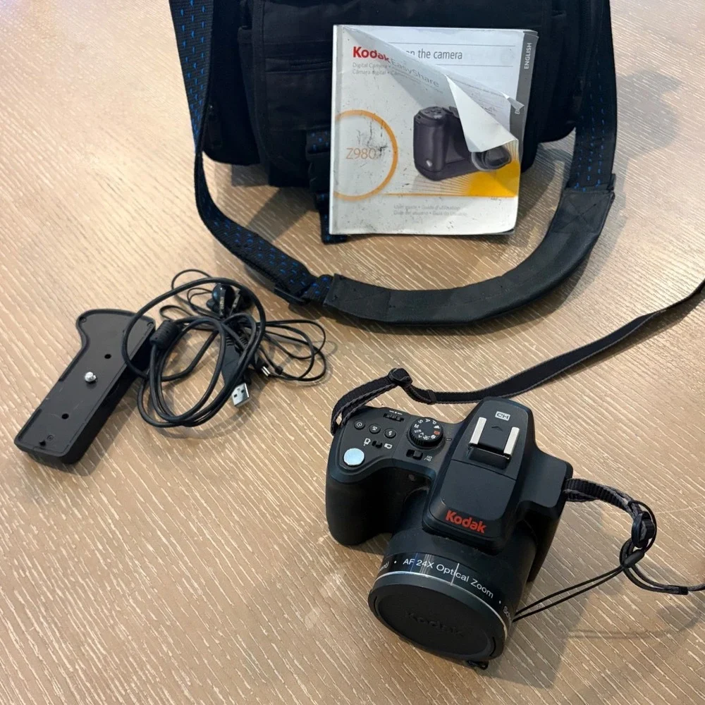 Kodak EasyShare Z980 12.0MP Digital Camera 24X Optical Zoom Wide Lens Bundle